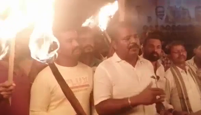 ಮಹಿಳೆ ಮೇಲೆ ಹಲ್ಲೆ ಮಾಡಿದ ಸಚಿವ ವಿ.ಸೋಮಣ್ಣ ರಾಜೀನಾಮೆ ನೀಡಬೇಕು: ಸಂಶೋಧಕರ ಸಂಘ ಪ್ರತಿಭಟನೆ protest