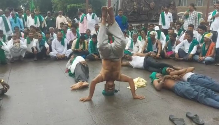 ಪ್ರತಿ ಟನ್ ಕಬ್ಬಿಗೆ 5,500 ರೂ. ನಿಗದಿಪಡಿಸುವಂತೆ ಚೆನ್ನಮ್ಮ ವೃತ್ತದಲ್ಲಿ ರೈತರ ಪ್ರತಿಭಟನೆ protest