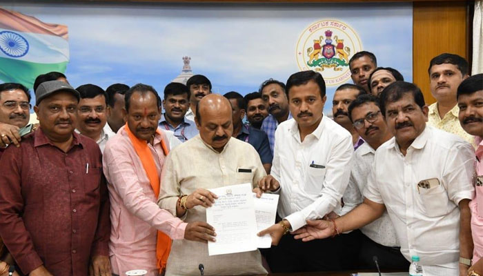 ಪುಣ್ಯಕೋಟಿ ದತ್ತು ಯೋಜನೆಗೆ 100 ಕೋಟಿ ದೇಣಿಗೆ ನೀಡಿದ ನೌಕರರ ಸಂಘ punya koti