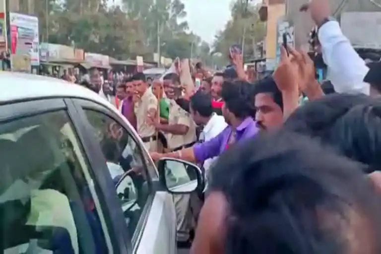 ಸಂಸದ ಕಡಾಡಿ ಕಾರಿಗೆ ಮುತ್ತಿಗೆ: 18 ಜನರ ವಿರುದ್ಧ ಎಫ್ ಐಆರ್