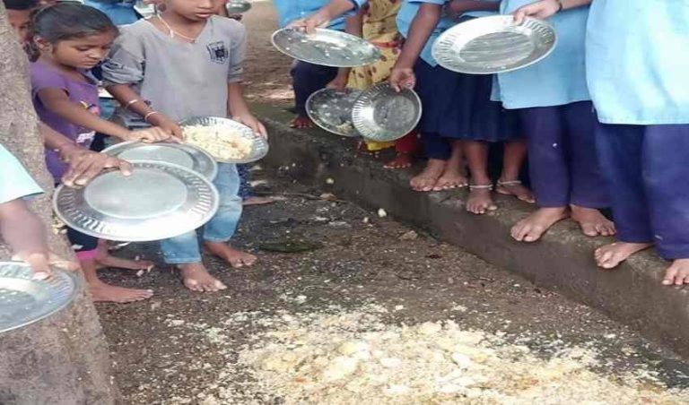 ಬಿಸಿಯೂಟದಲ್ಲಿ ಹುಳ: ಆಹಾರ ಚೆಲ್ಲಿ ಶಾಲಾ ಮಕ್ಕಳ ಆಕ್ರೋಶ bese uta