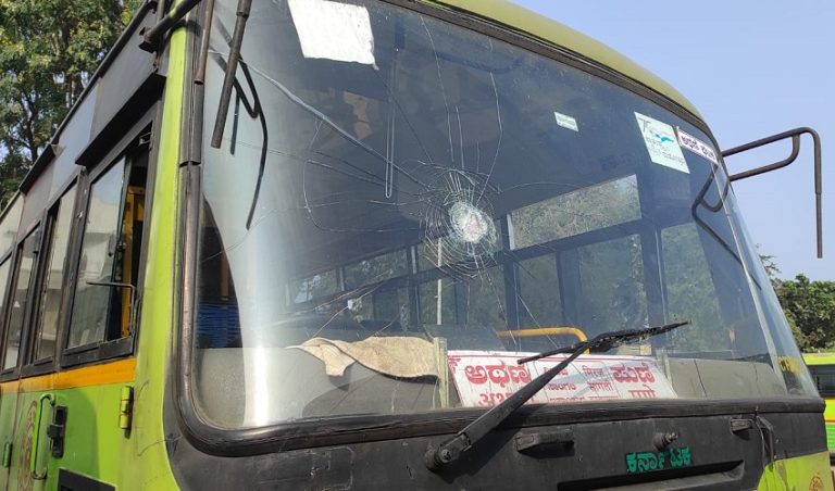 ರಾಜ್ಯದ ಬಸ್ ಮೇಲೆ ಮಹಾರಾಷ್ಟ್ರದಲ್ಲಿ ದಾಳಿ; ಮೀರಜ್ ಮಾರ್ಗದಲ್ಲಿ ಕರ್ನಾಟಕ ಬಸ್ ಸ್ಥಗಿತ bus