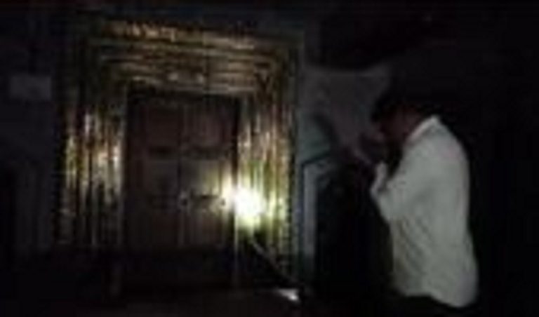 ಕರೆಂಟ್ ಬಿಲ್ ಬಾಕಿ: ಐತಿಹಾಸಿಕ ಚಾಮರಾಜೇಶ್ವರ ದೇವರಿಗೆ ಕತ್ತಲಲ್ಲೇ ಪೂಜೆ!