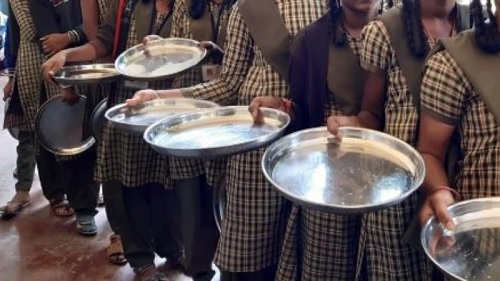 ಊಟ ಸೇವಿಸಿದ ಬಳಿಕ ವಸತಿ ಶಾಲೆಯ ವಿದ್ಯಾರ್ಥಿನೀಯರು ಅಸ್ವಸ್ಥ. chikkamagallur