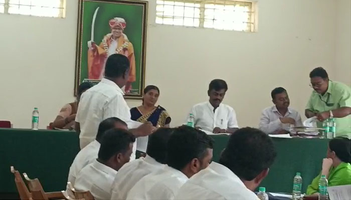 ಹೆಚ್.ಡಿ.ಕೋಟೆ: ಪುರಸಭೆ ಅಧಿಕಾರಿಗಳನ್ನು ಹಿಗ್ಗಾ ಮುಗ್ಗಾ ತರಾಟೆಗೆತ್ತಿಕೊಂಡ ಸದಸ್ಯರು hd kote