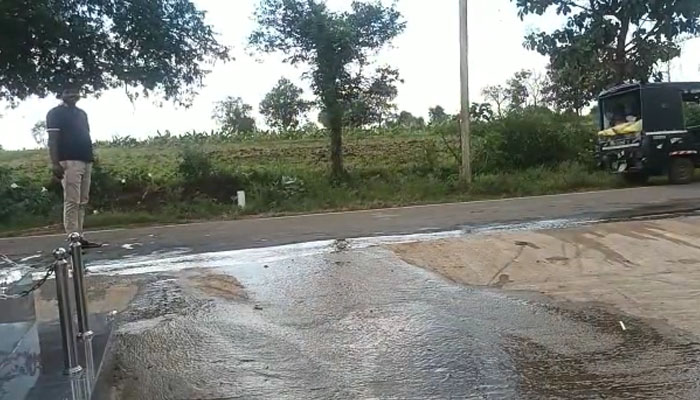 ಪೈಪ್ ಒಡೆದು ರಸ್ತೆಯಲ್ಲಿ ಹರಿಯುತ್ತಿರುವ ನೀರು: ಮನವಿ ಮಾಡಿದರೂ ಕ್ಯಾರೇ ಅನ್ನದ ಪಿಡಿಒ hdkote