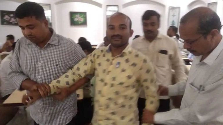 ಲಂಚ ಪಡೆಯುತ್ತಿದ್ದಾಗ ಗೃಹ ಸಚಿವಾಲಯದ ಹೋಮ್ ಗಾರ್ಡ್ ಲೋಕಾಯುಕ್ತ ಬಲೆಗೆ sathish