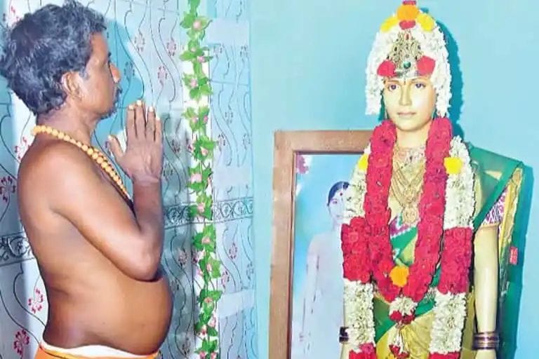 ಮೃತ ಮಗಳಿನ ಮೂರ್ತಿ ನಿರ್ಮಿಸಿ ನಿತ್ಯ ಪೂಜೆ ಮಾಡುವ ತಂದೆ vijayawada
