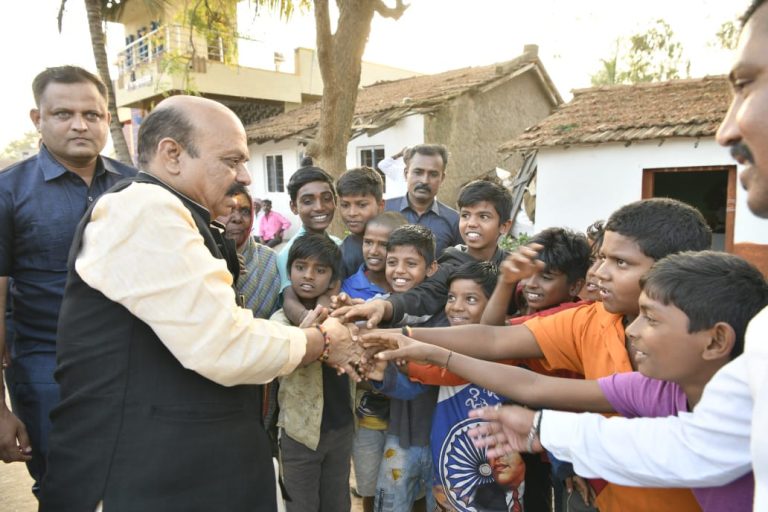 ನಾನು ಸತ್ತ ಮೇಲೆ ನನ್ನ ಹೆಣವನ್ನ ಇಲ್ಲೆ ಹೂಳಬೇಕು : ಬೊಮ್ಮಾಯಿ ಕಣ್ಣಿರು ನಮ್ಮತುಮಕೂರು.ಕಾಂನ ಕ್ಷಣ ಕ್ಷಣದ ಸುದ್ದಿಗಳನ್ನು ಪಡೆದುಕೊಳ್ಳಲು ನಿಮ್ಮ ವಾಟ್ಸಾಪ್ ಗ್ರೂಪ್ ಗಳಿಗೆ 9686399493 ನಂಬರ್ ಸೇರಿಸಿಕೊಳ್ಳಿ. ವಾಟ್ಸಾಪ್ ಗ್ರೂಪ್ ಗೆ ಸೇರಿ: https://chat.whatsapp.com/L4EDpegaxhmLTkOnd50sAy