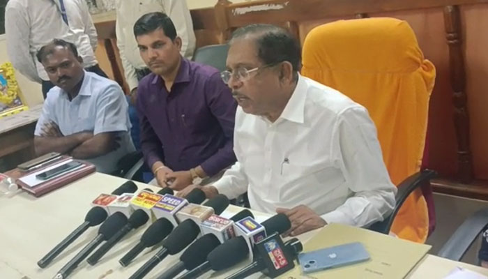 ಕೊರಟಗೆರೆ ಪಟ್ಟಣದ ತಾಲ್ಲೂಕು ಕಚೇರಿಯಲ್ಲಿ ಬಗರ್ ಹುಕ್ಕುಂ ಸಭೆ ನಡೆಸಿದ ಶಾಸಕ ಡಾ.ಜಿ.ಪರಮೇಶ್ವರ್ g parameshwar