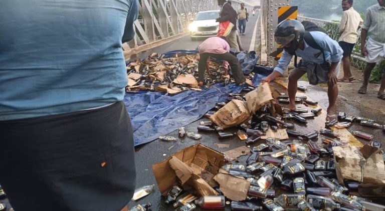 ಮದ್ಯ ತುಂಬಿದ್ದ ಸರಕು ಸಾಗಣೆ ಲಾರಿಗೆ ಡಿಕ್ಕಿ madhyada batlli