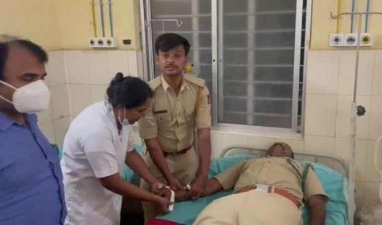 ಅರಣ್ಯಾಧಿಕಾರಿಗಳ ಮೇಲೆ ಗಂಧದ ಮರ ಕಳ್ಳರಿಂದ ಮಚ್ಚಿನಿಂದ ಹಲ್ಲೆ! police