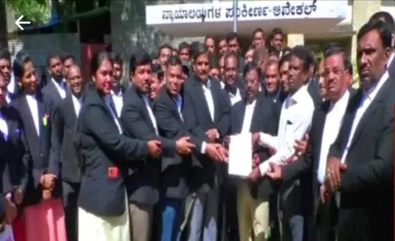 ವಕೀಲರ ಸಂರಕ್ಷಣಾ ಕಾಯ್ದೆಗೆ ಒತ್ತಾಯಿಸಿ ಪ್ರತಿಭಟನೆ vakilaru