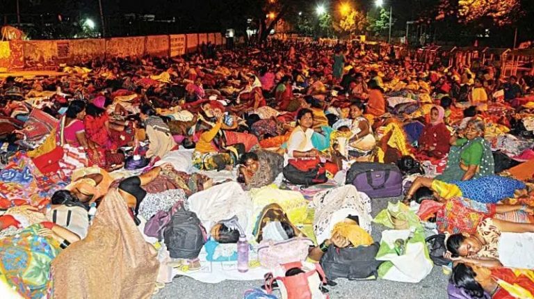 ಕೊರೆಯುವ ಚಳಿಯಲ್ಲಿ ಅಂಗನವಾಡಿ ಕಾರ್ಯಕರ್ತೆಯರ ಅಹೋರಾತ್ರಿ ಪ್ರತಿಭಟನೆ anganvadi karyakarteyaru