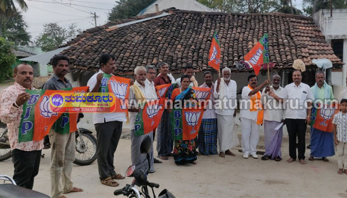 ‘ಬೂತ್ ವಿಜಯ’ ಅಭಿಯಾನ: ಮನೆ ಮನೆಗಳಿಗೆ ಬಿಜೆಪಿ ವಿಜಯಧ್ವಜ bjp saraguru