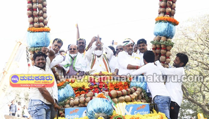 ತುರುವೇಕೆರೆಗೆ ಆಗಮಿಸಿದ ಕಾಂಗ್ರೆಸ್ ನಾಯಕರಿಗೆ ಕಾರ್ಯಕರ್ತರಿಂದ ಅದ್ದೂರಿಯ ಸ್ವಾಗತ congres