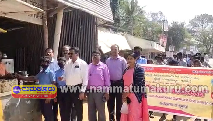 ತಂಬಾಕು ಸೇವನೆ, ಮಾರಾಟ ಮಾಡದಂತೆ ಗುಲಾಬಿ ನೀಡಿ ಜಾಗೃತಿ ಮೂಡಿಸಿದ ವಿದ್ಯಾರ್ಥಿಗಳು