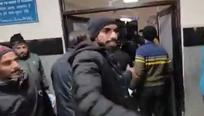 ನಾಗರಿಕರ ಮೇಲೆ ಶಂಕಿತ ಉಗ್ರರಿಂದ ಗುಂಡಿನ ದಾಳಿ: ಮೂವರು ಸಾವು, 8 ಮಂದಿಗೆ ಗಾಯ jammu kashmir