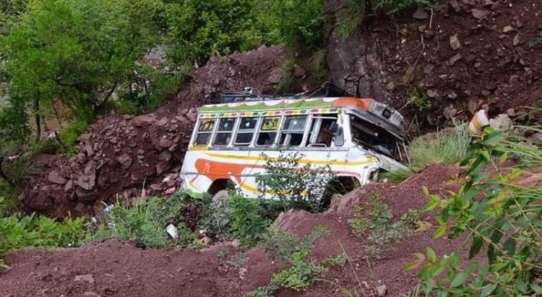 ಜಮ್ಮು ಮತ್ತು ಕಾಶ್ಮೀರದ ಬಿಲ್ಲವರದಲ್ಲಿ ಕಾರು ಅಪಘಾತ; 5 ಸಾವು, 15 ಮಂದಿ ಗಾಯ jammu kashmira