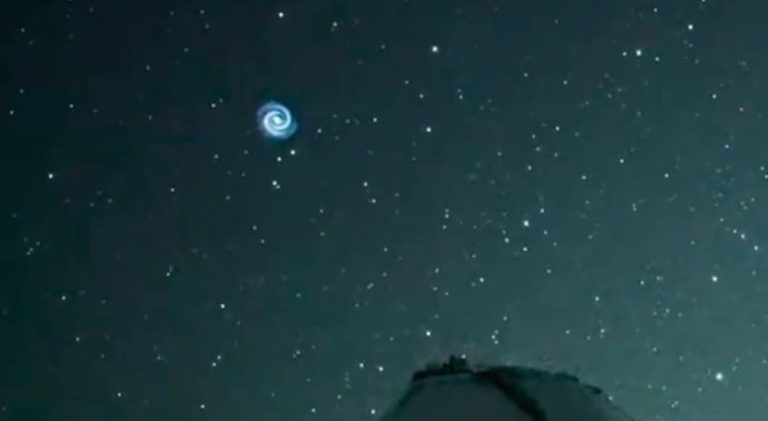 ಜಪಾನ್ ನ ಆಕಾಶದಲ್ಲಿ ನೀಲಿ ಬೆಳಕಿನ ಸುರುಳಿ; ಹಾರುವ ತಟ್ಟೆಯಲ್ಲಿ ಏಲಿಯನ್ ಗಳು japan