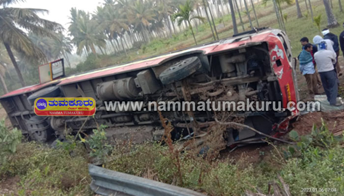 ಚಾಲಕನ ನಿಯಂತ್ರಣ ತಪ್ಪಿ ಮಗುಚಿ ಬಿದ್ದ 32 ಜನ ಪ್ರಯಾಣಿಕರಿದ್ದ ಬಸ್! krishnaraja pete