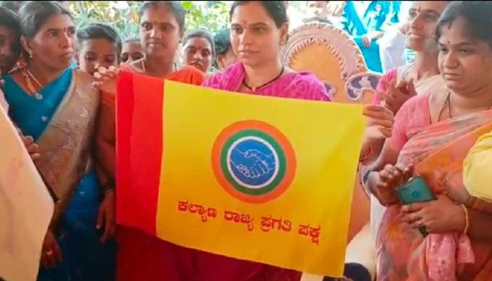 ಜನಾರ್ದನ್ ರೆಡ್ಡಿ ಅವರ ಹೊಸ ಪಕ್ಷದ ಬಾವುಟ ಬಿಡುಗಡೆಗೊಳಿಸಿದ ಪತ್ನಿ ಅರುಣಾ ಲಕ್ಷ್ಮೀ krp