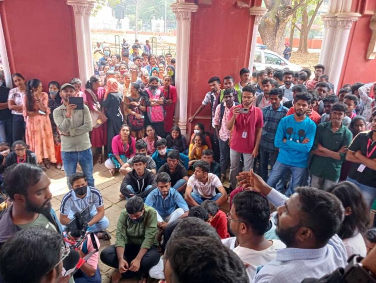 ಮೂಲಭೂತ ಸಮಸ್ಯೆಗಳ ವಿರುದ್ಧ ಬೆಂಗಳೂರು ನಗರ ವಿವಿ ವಿದ್ಯಾರ್ಥಿಗಳಿಂದ ಪ್ರತಿಭಟನೆ protest