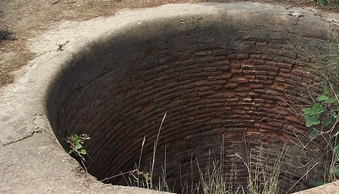 ಬಾಲಕಿಯರ ಹಾಸ್ಟೆಲ್ ನಿಂದ ಕದ್ದು ಓಡುವ ಗಡಿಬಿಡಿಯಲ್ಲಿ ಬಾವಿಗೆ ಬಿದ್ದ ಕಳ್ಳ! well