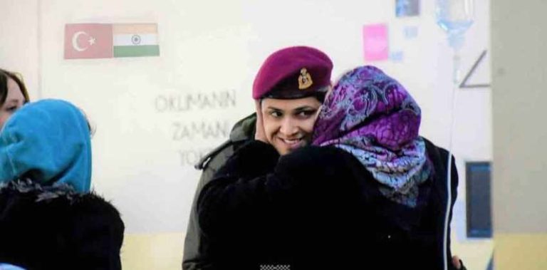 ಟರ್ಕಿಯಲ್ಲಿ ರಕ್ಷಣಾ ಕಾರ್ಯ ನಡೆಸುತ್ತಿರುವ ಭಾರತೀಯ ಸೇನಾ ಅಧಿಕಾರಿಗೆ ಟರ್ಕಿ ಮಹಿಳೆಯಿಂದ ಗೌರವ tarki