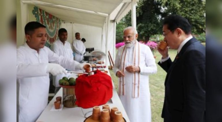 ಪ್ರಧಾನಿ ನರೇಂದ್ರ ಮೋದಿಯವರೊಂದಿಗೆ ಪಾನಿಪುರಿ ಸವಿಯುತ್ತಿರುವ ಜಪಾನ್ ಪ್ರಧಾನಿ panipuri