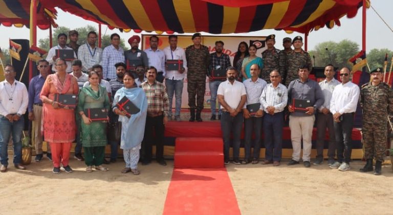 ಭಾರತೀಯ ಸೇನೆ ಮತ್ತು ವಿಶ್ವಶಾಂತಿ ಫೌಂಡೇಶನ್ ಡಿಜಿಟಲ್ ಇಂಡಿಯಾಗಾಗಿ ಕೈ ಜೋಡಿಸಿ 100 ಲ್ಯಾಪ್ ಟಾಪ್ ಗಳ ವಿತರಣೆ laptop