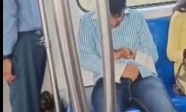 ಸಾರ್ವಜನಿಕರ ಎದುರೇ ಹಸ್ತಮೈಥುನ: ವ್ಯಕ್ತಿಯ ಚಿತ್ರ ಬಿಡುಗಡೆಗೊಳಿಸಿದ ಪೊಲೀಸರು! dehali