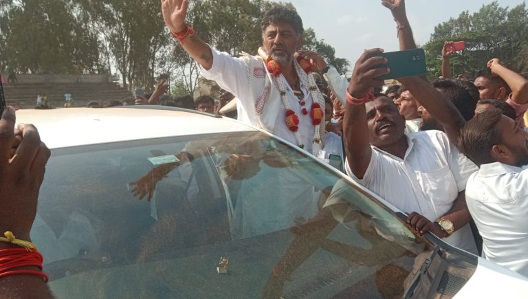 ಕಾಡು ಸಿದ್ದೇಶ್ವರ ಮಠಕ್ಕೆ ಡಿ.ಕೆ.ಶಿವಕುಮಾರ್ ಭೇಟಿ: ಜೆಡಿಎಸ್ ಶಾಸಕ ಎಂ.ಟಿ.ಕೃಷ್ಣಪ್ಪ ಅವರಿಂದ ಸ್ವಾಗತ dk shivakumar