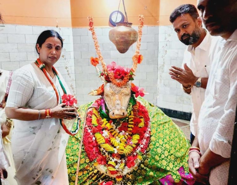 ಹಿರೇಬಾಗೇವಾಡಿ ಬಸವೇಶ್ವರ ಪುತ್ಥಳಿಗೆ ಮಾಲಾರ್ಪಣೆ ಮಾಡಿದ ಲಕ್ಷ್ಮೀ ಹೆಬ್ಬಾಳಕರ್: ವಿವಿಧ ಧಾರ್ಮಿಕ ಕ್ಷೇತ್ರಗಳಿಗೆ ಭೇಟಿ ನೀಡಿದ ಸಚಿವೆ lakshmi hebalkar