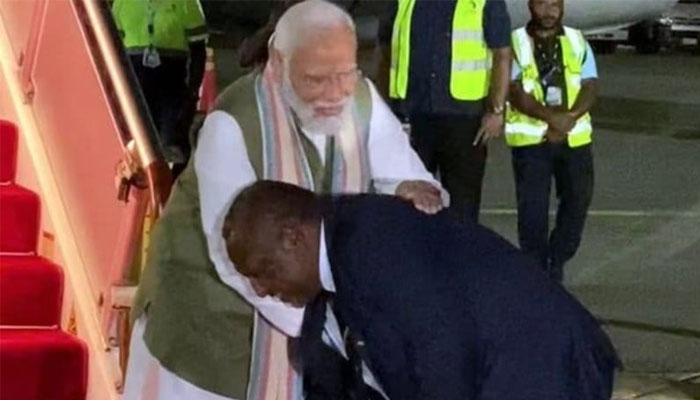 ಪ್ರಧಾನಿ ನರೇಂದ್ರ ಮೋದಿಯವರ ಪಾದಗಳನ್ನು ಮುಟ್ಟಿ ನಮಸ್ಕರಿಸಿದ ಪಪುವಾ ನ್ಯೂಗಿನಿ; ವಿಡಿಯೋ ವೈರಲ್ p m modhi