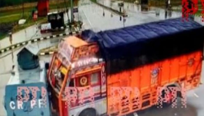 ಸೇನಾ ವಾಹನಕ್ಕೆ ಟ್ರಕ್ ಡಿಕ್ಕಿ: ಮೂವರು ಸಿ ಆರ್ ಪಿ ಎಫ್ ಯೋಧರಿಗೆ ಗಾಯ track