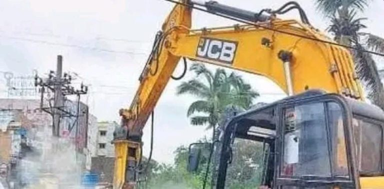 ಬಿಬಿಎಂಪಿ ತೆರವು ಕಾರ್ಯಾಚರಣೆ ವೇಳೆ ಬುಲ್ಲೋಜರ್ ಕೀ ಕಸಿದುಕೊಂಡ ನಂದೀಶ್ ರೆಡ್ಡಿ! banglore