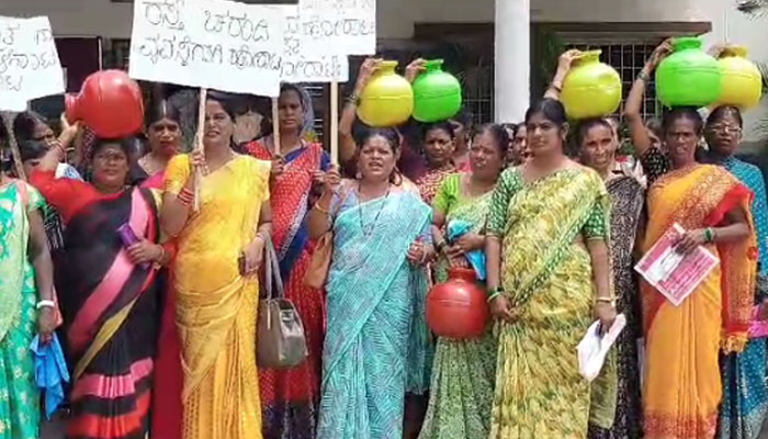 ಕುಡಿಯುವ ನೀರಿನ ಸಮಸ್ಯೆ, ಮೂಲಭೂತ ಸೌಕರ್ಯ ಒದಗಿಸಲು ಒತ್ತಾಯಿಸಿ ಪ್ರತಿಭಟನೆ protest