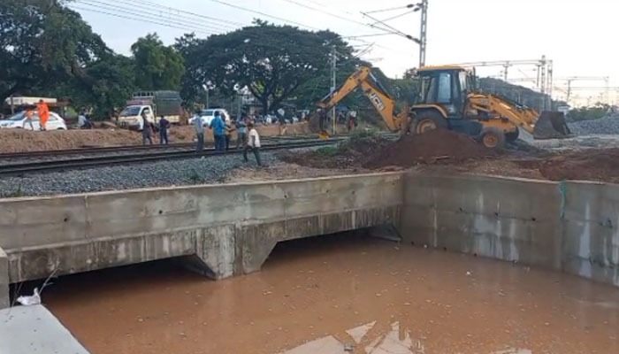 ಭಾರಿ ಮಳೆಗೆ ರೈಲು ಹಳಿ ಸಮೀಪ ಭೂಕುಸಿತ: ರೈಲು ಸಂಚಾರ ಸ್ಥಗಿತ thumukooru