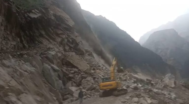 ಉತ್ತರಾಖಂಡದಲ್ಲಿ ಭೂಕುಸಿತ; ಲಖನ್ಪುರ ಬಳಿ ಸಿಲುಕಿಕೊಂಡಿರುವ ಸುಮಾರು 300 ಪ್ರವಾಸಿಗರು uttharakhanda