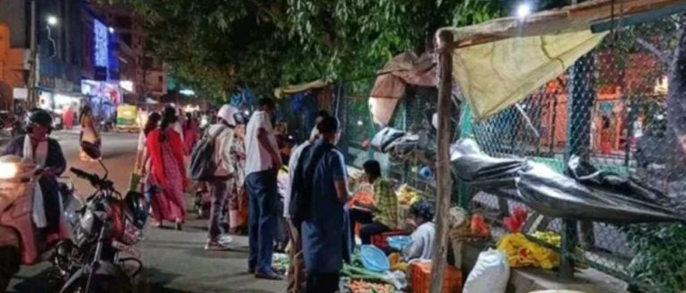 ಮುಂದುವರಿದ ಫುಟ್ಪಾತ್ ವ್ಯಾಪಾರ: ಅಧಿಕಾರಿಗಳ ನಿರ್ಲಕ್ಷ್ಯ footpath trading