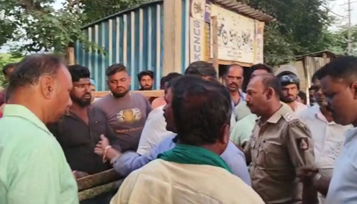 ಫುಟ್ಪಾತ್ ನ್ನು ಅತಿಕ್ರಮಿಸಿ ಅಂಗಡಿ ತೆರೆಯಲು ಮುಂದಾದ ಪುರಸಭೆ ಸದಸ್ಯ: ಅಂಗಡಿ ತೆರವು h d kote