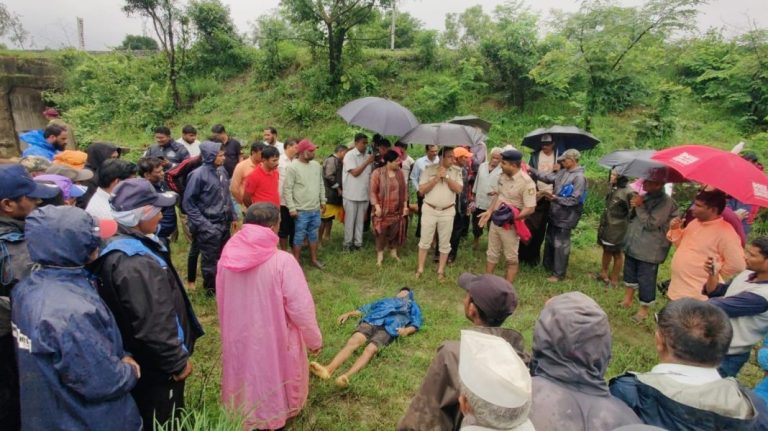 ಗದ್ದೆಯಲ್ಲಿ ಟ್ರಾಕ್ಟರ್ ಪಲ್ಟಿ ರೈತ ಸಾವು khanapura