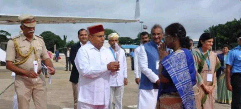 ರಾಷ್ಟ್ರಪತಿಗಳನ್ನು ಬೀಳ್ಕೊಟ್ಟ ರಾಜ್ಯಪಾಲರು president