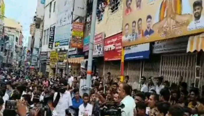 ಫುಟ್ ಪಾತ್ ವ್ಯಾಪಾರಿಯಿಂದ ಅಂಗಡಿ ಸಿಬ್ಬಂದಿ ಮೇಲೆ ಹಲ್ಲೆ shop staff