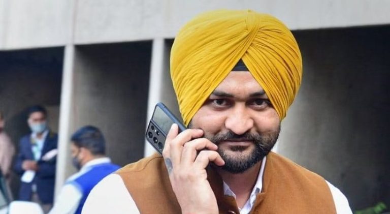 ಸಚಿವರ ವಿರುದ್ಧ ಲೈಂಗಿಕ ಕಿರುಕುಳ ದೂರು ದಾಖಲಿಸಿದ್ದ ಮಹಿಳಾ ಕೋಚ್ ಅಮಾನತು ariyana 2