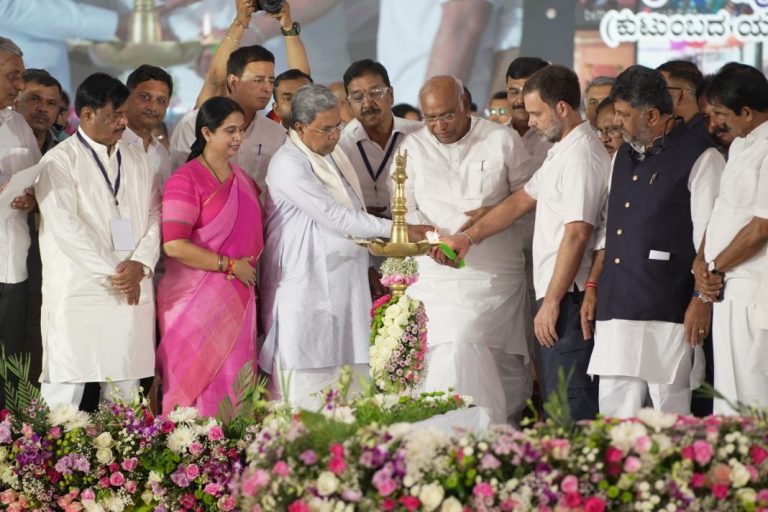 ಡಿಜಿಟಲ್ ಬಟನ್ ಒತ್ತುವ ಮೂಲಕ ಗೃಹಲಕ್ಷ್ಮೀ ಯೋಜನೆಗೆ ಮಲ್ಲಿಕಾರ್ಜುನ ಖರ್ಗೆ ಚಾಲನೆ gruhalakshmee yojane