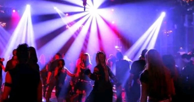 ಪಬ್ ಗಳ ಮೇಲೆ ಪೊಲೀಸರ ದಾಳಿ: ನಿಯಮ ಉಲ್ಲಂಘನೆ ಆರೋಪ pub