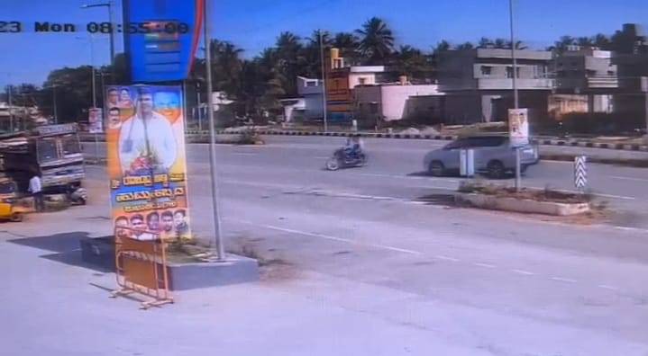 ಭೀಕರ ಅಪಘಾತ: ಒಂದು ರಸ್ತೆಯಿಂದ ಮತ್ತೊಂದು ರಸ್ತೆಗೆ ದಾಡುತ್ತಿದ್ದ ಬೈಕ್ ಗೆ ಕಾರು ಡಿಕ್ಕಿ! thumakuru