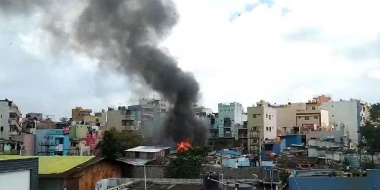 ಗೋದಾಮಿನಲ್ಲಿ ಅಗ್ನಿ ಅವಘಡ: 8 ಶೀಟ್ ಮನೆಗಳು ಬೆಂಕಿಗಾಹುತಿ bengaluru 3